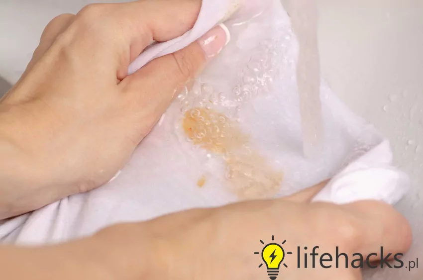Jak sprać tłuszcz z ubrań
