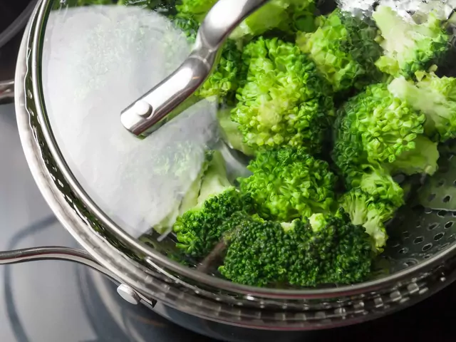 Jak wybrać garnek do gotowania na parze?