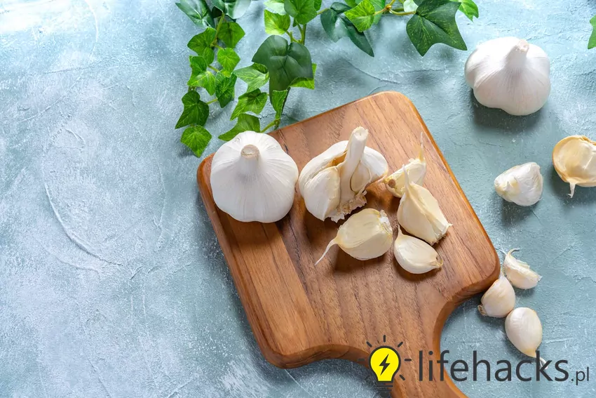 Czosnek na desce do krojenia