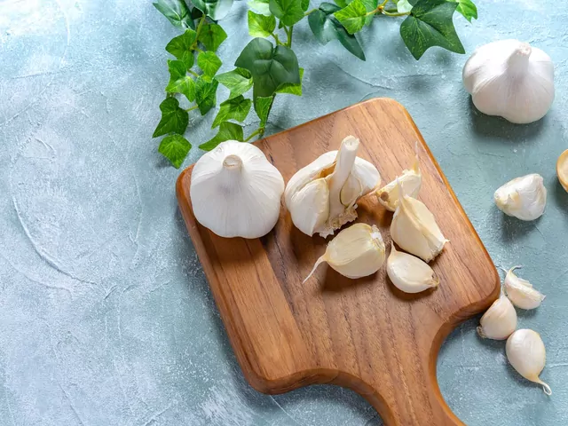 Jak usunąć zapach czosnku?