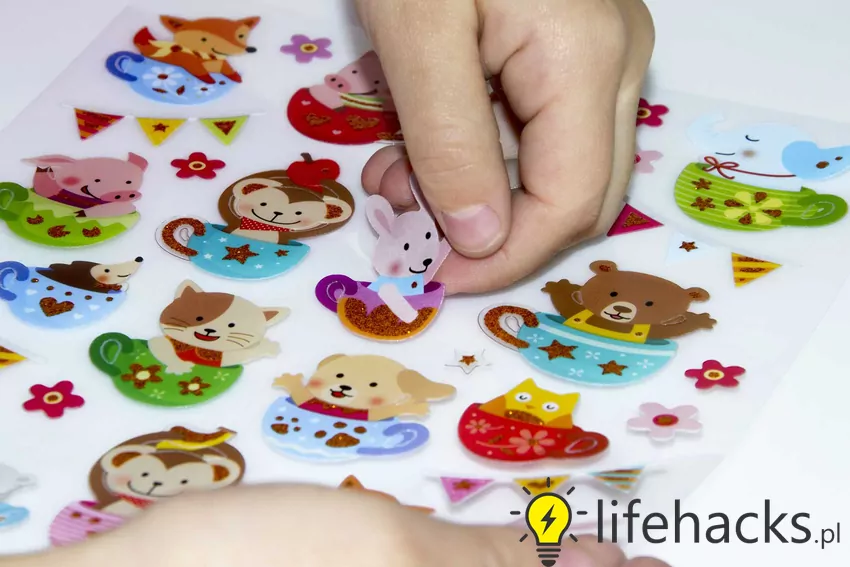 Dziecięce naklejki możliwe do przyklejenia na meblach