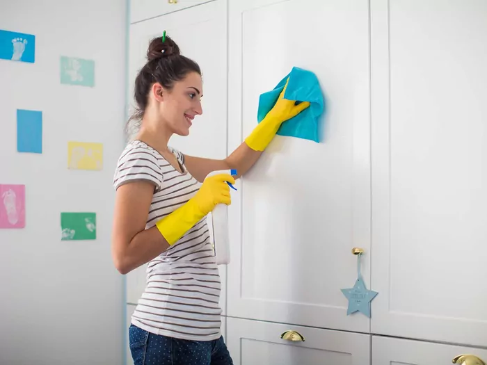 Jak usunąć naklejki z mebli