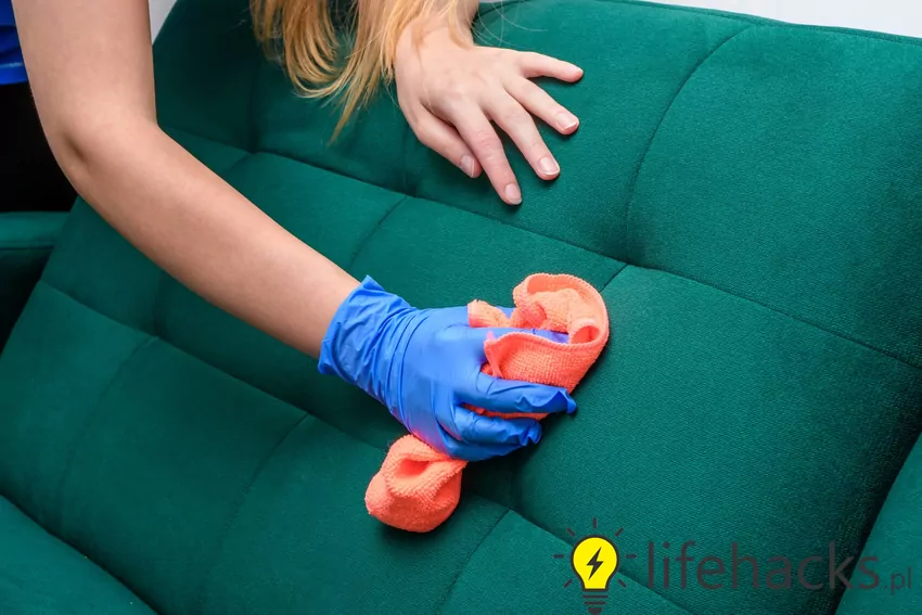 Skuteczne sposoby prania kanapy w domu