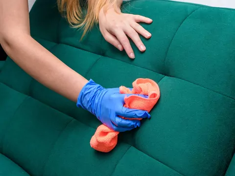 Skuteczne sposoby prania kanapy w domu