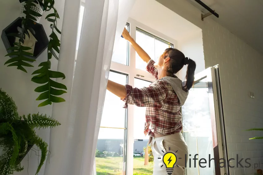 Jak skutecznie umyć okna w domu