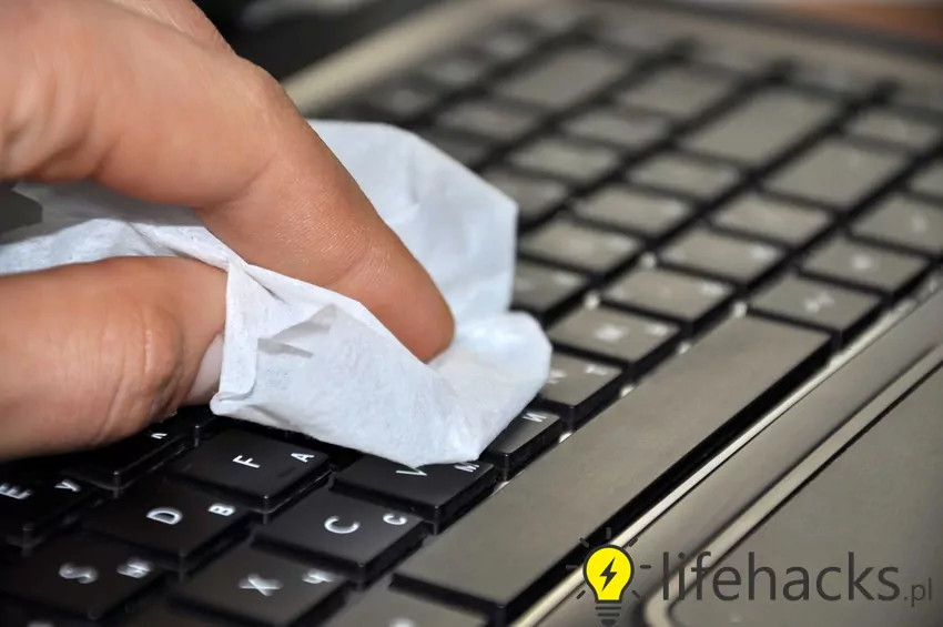 Jak wyczyścić klawiaturę w laptopie? Oto 4 sprawdzone sposoby