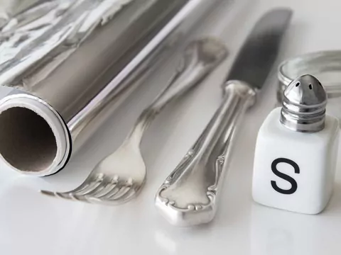 Czyszczenie srebra folią aluminiową
