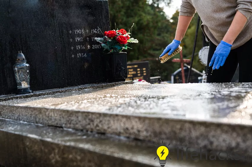 Rozlany wosk na pomniku, a także czym zmyć wosk z pomnika, w tym usuwanie wosku z granitu i z kamienia Mycie grobu i usuwanie wosku