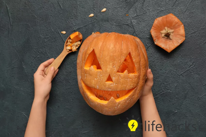 Wycinanie dyni na Halloween