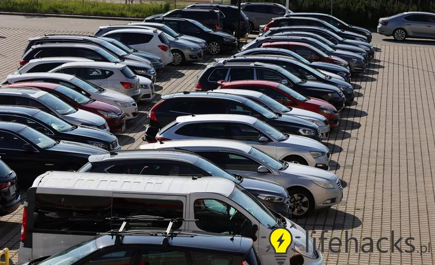 samochody na parkingu